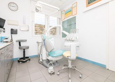 Gabinete de dentista con silla e instrumental