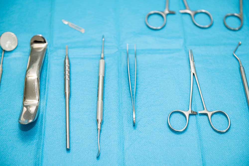 Herramientas e instrumental de dentista en cirugía oral